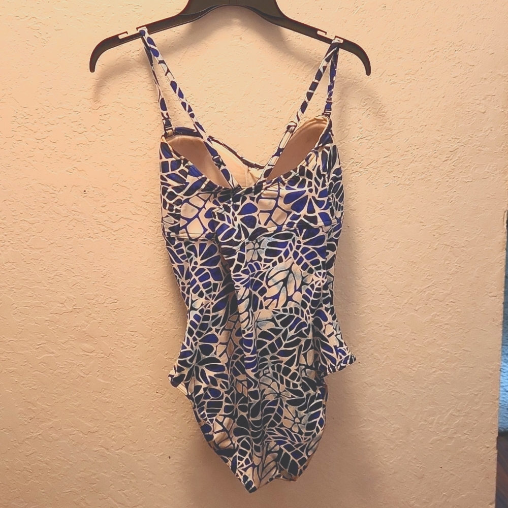 Jag 1 piece new never worn womens size 14 swimsuit.